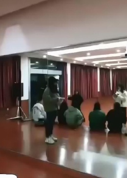 準(zhǔn)備好紙巾的舞蹈與抖音椅子，一場(chǎng)視覺(jué)盛宴的完美結(jié)合，視覺(jué)盛宴的完美呈現(xiàn)，舞蹈與抖音椅子的夢(mèng)幻組合