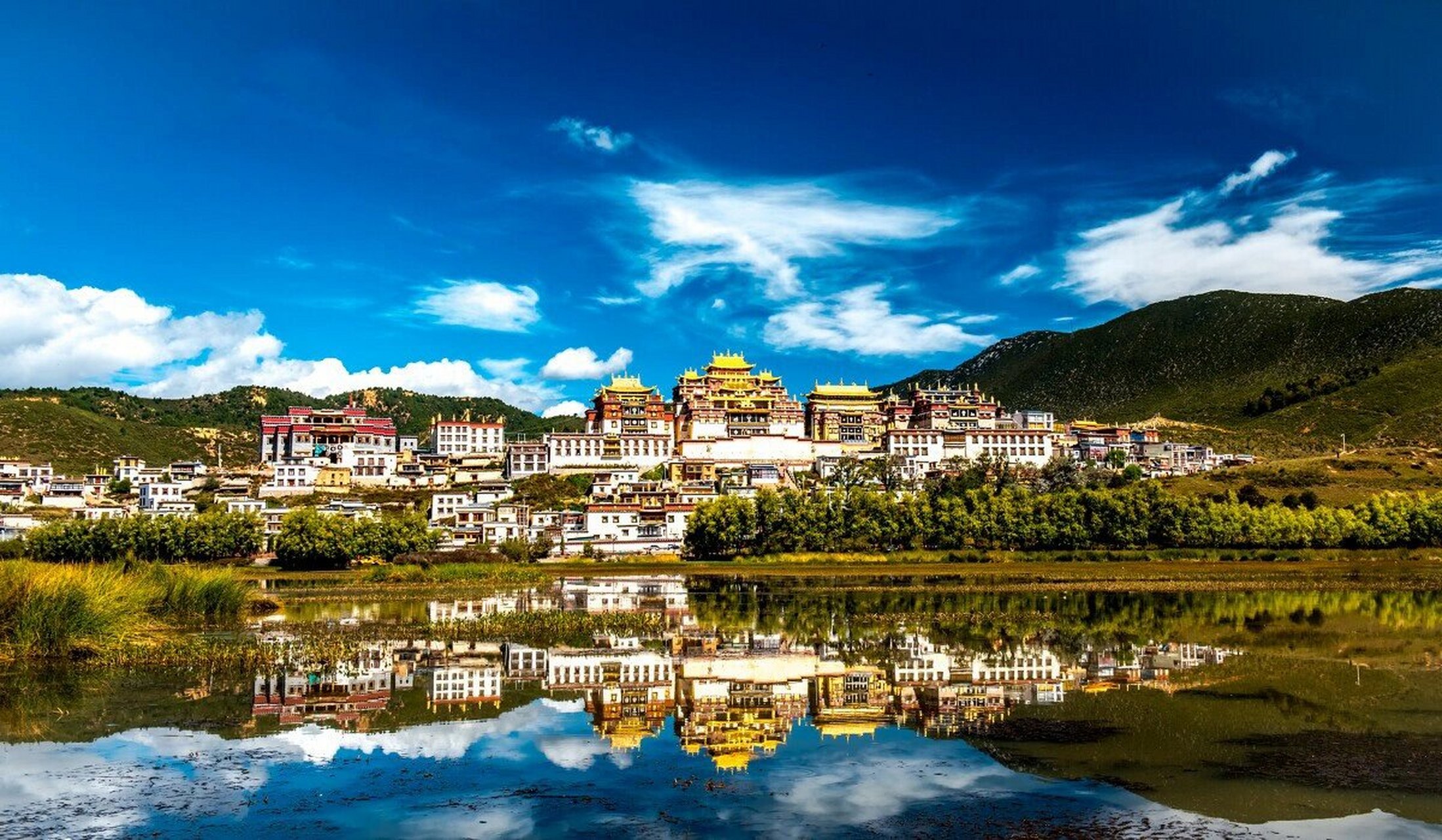 香格里拉景點(diǎn)的詳細(xì)介紹——探索神秘的人間仙境，香格里拉深度游，探尋神秘人間仙境的奧秘