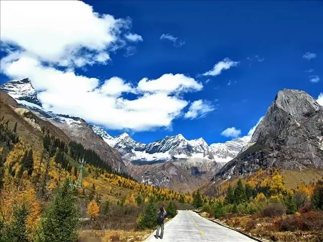 四姑娘山雙橋溝的地理位置及其壯麗景色，四姑娘山雙橋溝，壯麗景色與地理位置概述