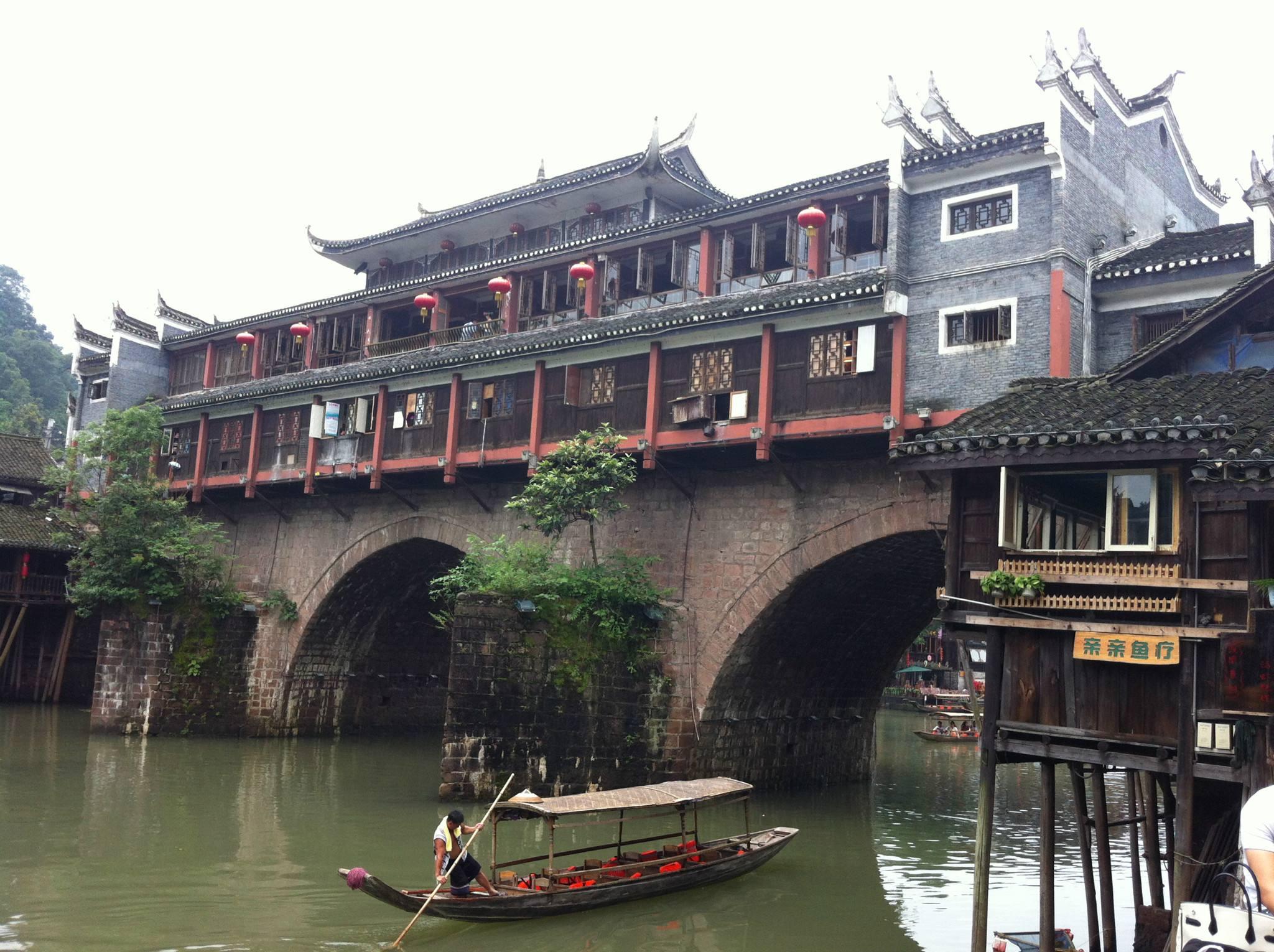 鳳凰古城旅游攻略，探索古城魅力，發(fā)現(xiàn)好玩之處，鳳凰古城旅游攻略，探索魅力古城，發(fā)現(xiàn)無盡樂趣